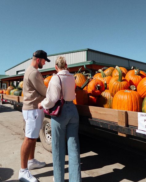 Pumpkin patch date Pumpkin Patch Poses Couple, Pumpkin Patch Couple, Pumpkin Patch Date, Pumpkin Patch Photoshoot, Fall Couple Photos, Pumpkin Patch Pictures, Fall Couples, October 8, Aesthetic Fall