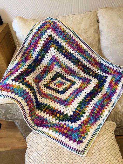 CROCHET PATTERNS & TUTORIALS | I made this baby blanket for my sister's little daughter, look how beautiful this print is, very delicate white combined with variegated yarn | Facebook Crochet Blanket Border, Granny Blanket, Rainbow Yarn, Crochet Blanket Designs, Crochet Granny Square Blanket, Granny Square Blanket, Variegated Yarn, Square Blanket, Granny Squares Pattern