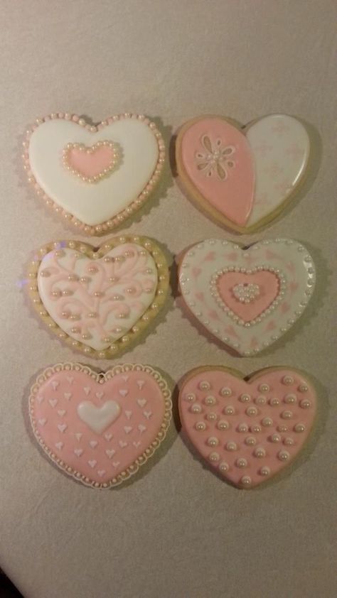 Icing Cookies Aesthetic, Cute Cookie Shapes, Pink And White Cookies, Cute Valentines Desserts, Cute Cookies Aesthetic, Cute Heart Cookies, Cookie Ideas Decorated, Coquette Cookies, Valentines Day Sweets