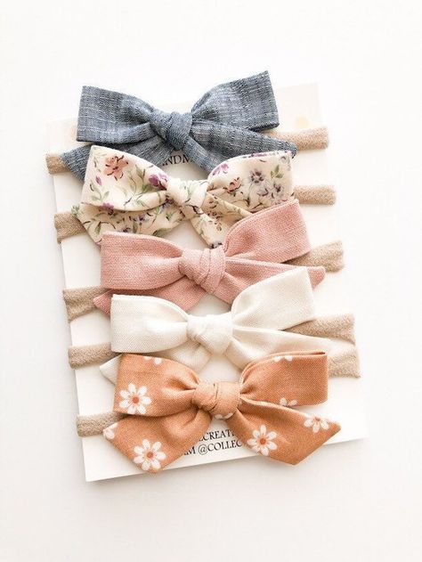 Have you ever struggled with finding the perfect baby bows? I feel like there are so many bows out there that either don’t fit or leave a huge red mark on my baby’s head. No thanks. However, I feel as though I have been able to compile a list of bows that work well for their ever-growing heads! #sponsored #babybow #etsy #accessories #babyfashion Baby Band, Headbands For Babies, Diy Baby Headbands, Girl Headbands, Rose Cream, Baby Turban, Baby Bow Headband