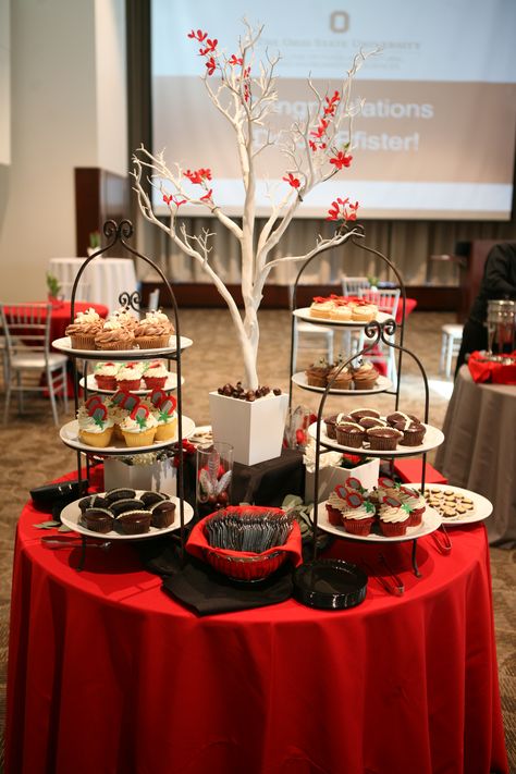 This Friday's Pinspiration comes from this gorgeous buffet centerpiece. We love this because adding an interesting detail to your buffet adds great dimension to the usual flat display. Xmas Dessert Table, Christmas Dessert Table Set Up, Christmas Dessert Bar Display, Christmas Dessert Table Display, Christmas Buffet Ideas Table Decorations, Christmas Buffet Table Decor, Christmas Dinner Buffet, Buffet Centerpiece, Christmas Party Buffet