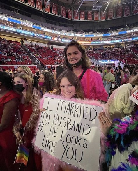 Hslot Outfit Ideas, Concert Signs, Love On Tour Outfits, Harry Styles Outfit, Harry Styles Poster, Harry Styles Concert, Too Funny, Lose Yourself, Mr Style