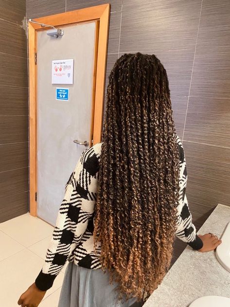 Passion Twist Blonde And Black, Passion Twists With Blonde Highlights, Ombré Braids With Curls, Brown And Blonde Twists, Long Passion Twist With Color, Ombre Passion Twists, Blonde Passion Twist, Soft Faux Locs, Afro Twist Hair