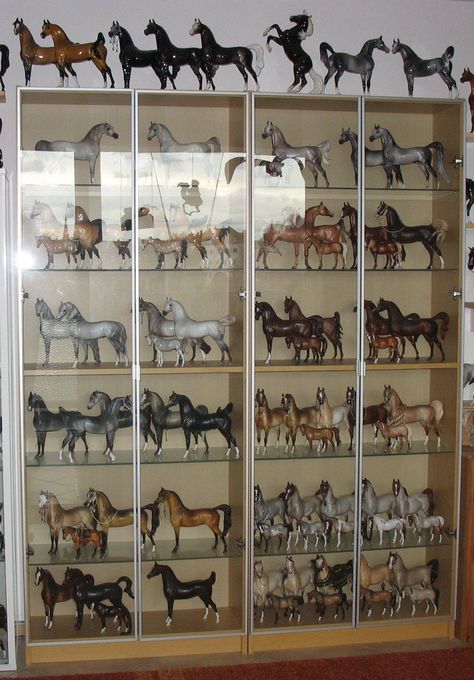 Breyer Horse Display, Equestrian Style Decor, Horse Girls Bedroom, Toy Horse Stable, Horse Themed Bedrooms, Horse Home, Horse Room, Bryer Horses, Elegant Horse