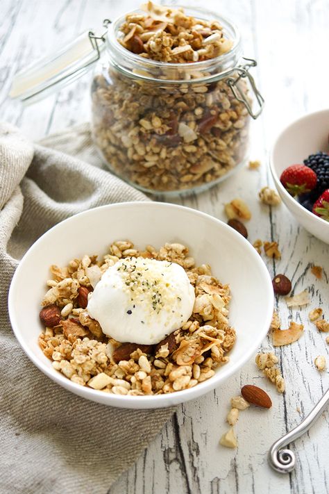 Honey-puff granola, oh yeah. Equal amounts of organic gluten-free oats and puffed brown rice cereal add a “cloud-effect” to a normally quite crunchy granola. And when I say “cloud-effect”, I’m talking light and airy. Light and airy together with some good ‘ole crunch. Kinda like mixing “honey pops” cereal with something healthy like müsli, but better… and homemade. #ellerepublic #glutenfree #recipe #breakfast Rice Puff Recipes, Recipe With Almonds, Diy Granola, Healthy Granola Recipe, Honey Puffs, Cardamom Recipe, Puffed Rice Cereal, Endo Diet, Granola Recipe Healthy