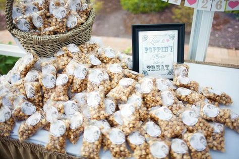 Cheap Wedding Favor Ideas, Popcorn Wedding Favors, Beach Favors, Popcorn Wedding, Tea Wedding Favors, Anniversary Favors, Creative Wedding Favors, Inexpensive Wedding Favors, Cheap Favors