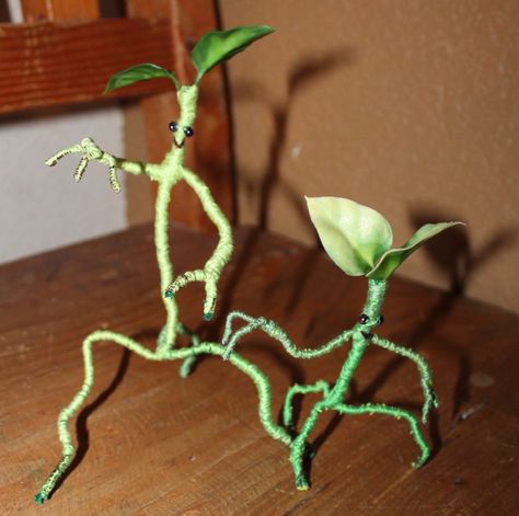 Create a your own little bowtruckle friend with this "Fantastic Beasts" inspired DIY. Harry Potter Weihnachten, Harry Potter Christmas Decorations, Hogwarts Party, Cumpleaños Harry Potter, Harry Potter Christmas Tree, Stile Harry Potter, Hantverk Diy, Harry Potter Classroom, Harry Potter Bedroom