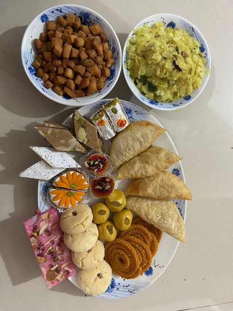 Food Diwali Faral, Yummy Comfort Food, Favourite Food, Food Snapchat, Reality Quotes, House Party, Boyfriend Pictures, Aesthetic Food, Guacamole