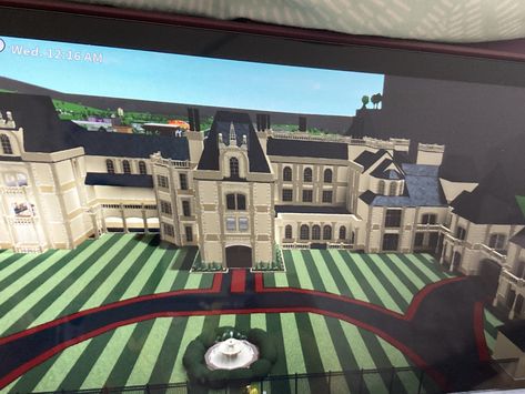 Bloxburg Gated Mansion, Bloxburg Castle Exterior, Big Mansions Luxury Castles, Gated Mansion, Bloxburg Castle, Bloxburg House Layouts, Exterior Layout, Bloxburg Designs, Bloxburg Decor