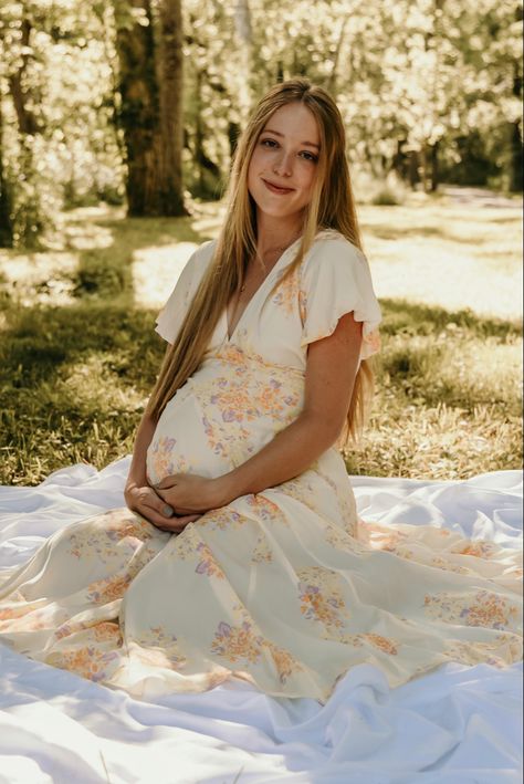 Wildflower Maternity Dress, Roses Maternity Shoot, Garden Maternity Photos, Maternity Photos Diy, Wildflower Maternity Shoot, Maternity Photo Shoot Outfits, Cottagecore Maternity, Spring Maternity Photography, Summer Maternity Pictures