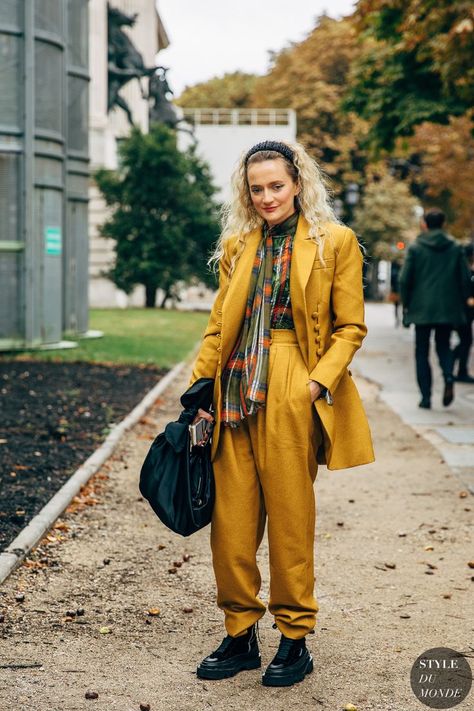 Paris SS 2020 Street Style: Hattie Hawksworth - STYLE DU MONDE | Street Style Street Fashion Photos Hattie Hawksworth 2020 Street Style, New Street Style, Quirky Fashion, Street Style Trends, Paris Street, Street Style Inspiration, Cool Street Fashion, Street Styles, Fashion Week Spring