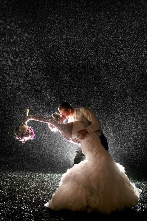 wedding photos 22 Night Wedding Photography, Night Wedding Photos, Rain Wedding, Rain Pictures, Kissing In The Rain, Rainy Wedding, Bride And Groom Pictures, Night Wedding, Wedding Forward