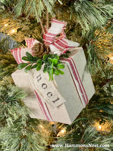 Christmas Present Ornament, Diy Country Christmas Ornaments, Farmhouse Upcycle, Mini Farmhouse, Present Christmas, Country Barn, Seasonal Crafts, Christmas Ornament Crafts, Primitive Christmas