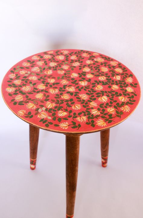 Painted Side Tables Living Room, Round Painted Table, Room Indian Style, Living Room Indian Style, Peg Table, Hand Painted Side Table, Painted Table Top, Vintage Hand Painted Furniture, Three Legged Table