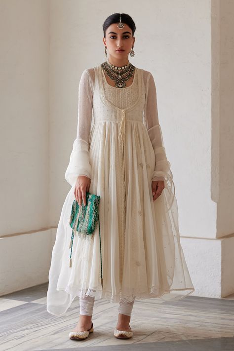 Shop for these amazing collections of Ivory Anarkali Georgette Hand Embroidered Salli Round Set For Women by Nimbus online at Aza Fashions. Anarkali Georgette, Anarkali Dress Pattern, Embroidered Anarkali, Casual Indian Fashion, Indian Dresses Traditional, Salwar Kamiz, Traditional Indian Outfits, Kurta Designs Women, Designer Dresses Casual