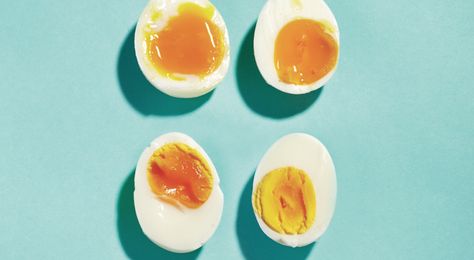 How to get perfectly boiled eggs - Chatelaine 10 Minute Breakfast, Creative Egg Recipes, Half Boiled Egg, Medium Boiled Eggs, Boiled Egg Recipes, Ramen Egg, Perfect Boiled Egg, Telur Rebus, Soft Boiled Egg