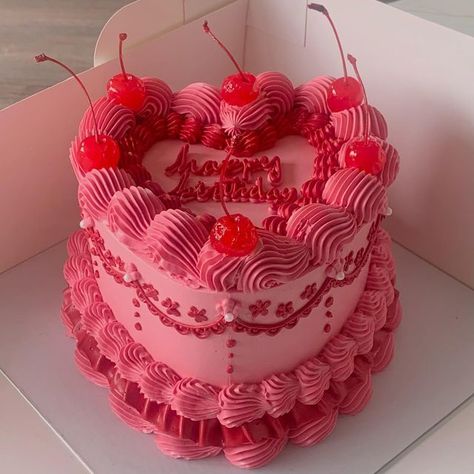 Vintage Style Cake Birthday, Heart Shaped Birthday Cake, Heart Birthday Cake, 22nd Birthday Cakes, Dessert Aesthetic, Heart Shaped Cake, 25th Birthday Cakes, Vintage Birthday Cakes, Pinterest Cake