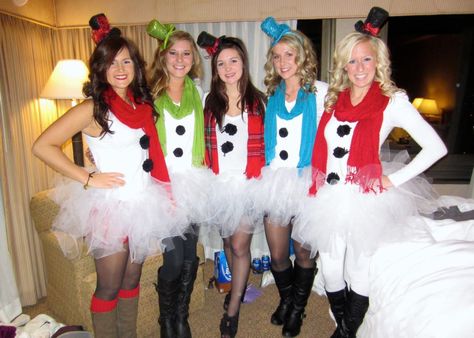 Santa pub crawl! snowwomen, love my friends! Pub Crawl Outfit, Tacky Christmas Outfit, Christmas Pub, Snowman Costume, Diy Schneemann, Tacky Sweater, Spirit Week Outfits, Christmas Party Ideas, Christmas Dress Up