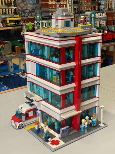 Lego City Display, Lego Hospital, Lego Play, Lego Modular Buildings, Lego City Ideas, Lego Ww2, Lego Building Ideas, Lego Designs, City Inspiration