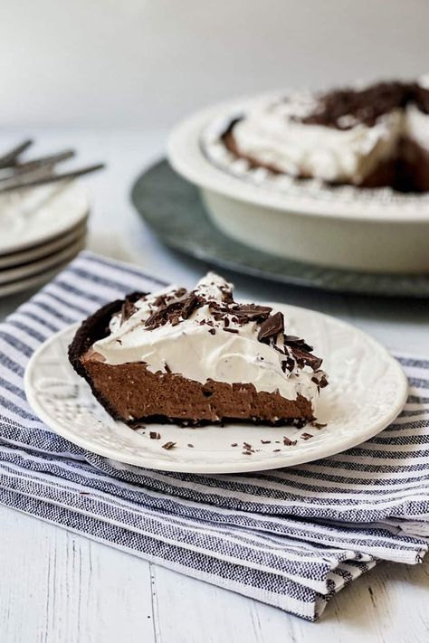 This no-bake, 3 ingredient chocolate pie is the easiest pie recipe you will ever make. Creamy, chocolaty, and seriously delicious. It takes mere minutes to make, plus chilling time. Which makes this chocolate pie a perfect make-ahead dessert for warm summer days, or simply when you need a quick and easy treat. Keto Chocolate Cream Pie, Keto Cobbler, Keto Pies, Chocolate Pie Filling, Keto Pie, Chocolate Pie Recipe, Chocolate Cream Pie Recipe, Thm Sweets, Sugar Cream Pie