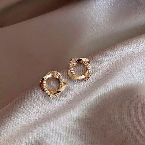 Gold Earrings For Kids, Small Earrings Gold, Simple Gold Earrings, Gold Earrings Models, Modern Gold Jewelry, Indian Jewellery Design Earrings, Gold Bride Jewelry, Gold Rings Fashion, Gold Ring Designs