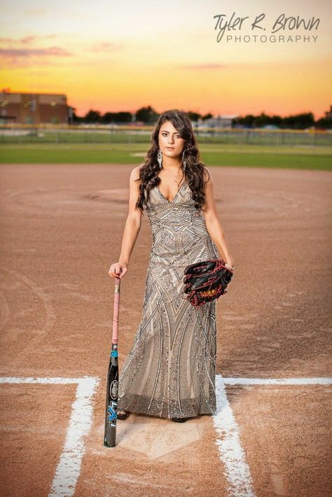 Softball Poses, Softball Pictures Poses, Softball Photography, Hoco Pictures, Softball Photos, Softball Senior Pictures, Senior Softball, Prom Picture Poses, Softball Stuff