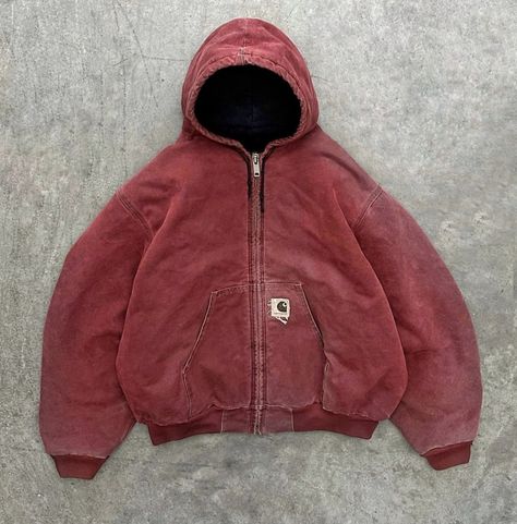 Red Carhartt Jacket Outfit, Red Carhartt Jacket, Carhartt Hooded Jacket, Concept Clothing, Carhartt Jacket, Vintage Hoodies, Simple Trendy Outfits, Outfit Inspo Fall, Girly Outfits