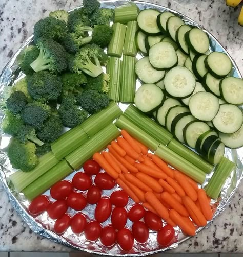 Peace Sign Vegetable Platter Peace Sign Party Favors, Peace Sign Fruit Platter, Hippy Party Theme Food, Peace Sign Fruit Tray, Peace Sign Food Ideas, Groovy Bday Party Food, Peace Sign Veggie Tray, Groovy Theme Food, Hippy Themed Birthday Party Food