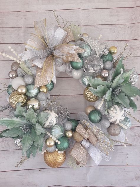 Mint And Gold Christmas Tree, Mint Christmas Tree Decorations, Green And Tan Christmas Decor, Diy Pearl Ornaments, Sage Green And White Christmas Decor, Silver Wreath Christmas, Light Green Christmas Decor, Mint Green Christmas Tree Decorations, Mint Green Christmas Decor