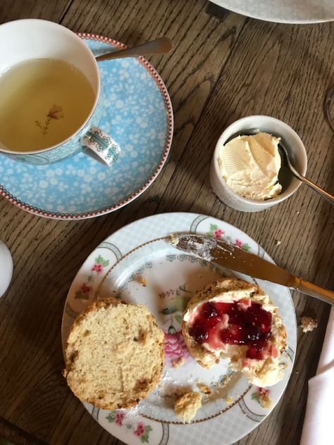 Aesthetic Scone, Baking Scones Aesthetic, Cream Tea Aesthetic, Scones Aesthetic, Jam Biscuits Aesthetic, Tea And Scones Aesthetic, Tea And Pastry Aesthetic, Jam Toast Aesthetic, English Breakfast Tea Aesthetic