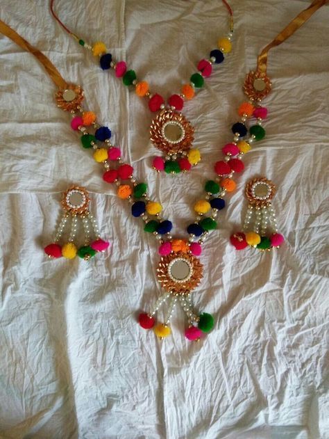 Traditional Choli, Pom Pom Jewelry, Navratri Jewellery, Fresh Flower Jewelry, Flower Jewelry Designs, Wedding Flower Jewelry, Rakhi Design, Silk Jewelry, Thread Necklace