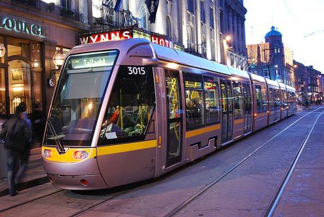 DUBLIN, IRLANDA Light Rail Vehicle, Images Of Ireland, New Urbanism, Rail Transport, Rapid Transit, Search Google, Subway Train, Visit Ireland, Light Rail