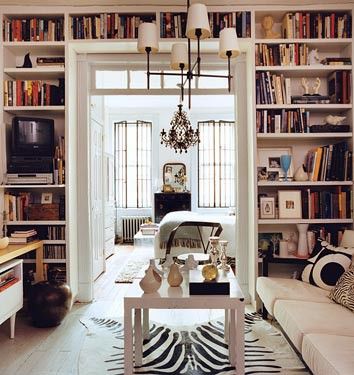 nyc apartment Creative Bookshelves, Library Shelves, Bookshelf Design, Home Libraries, Built In Bookcase, Decorating Small Spaces, Home Library, Book Shelf, Small Space Living