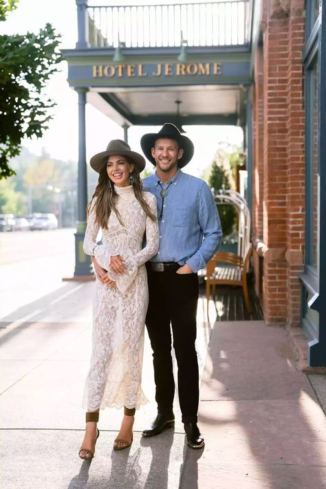 Western Wedding Guest Outfit, Rehearsal Dinner Attire, Lakeside Wedding Ceremony, Texas Chic, Jewish Wedding Traditions, Jackson Hole Wedding, Rehearsal Dinner Outfits, Cowboy Chic, Aspen Wedding