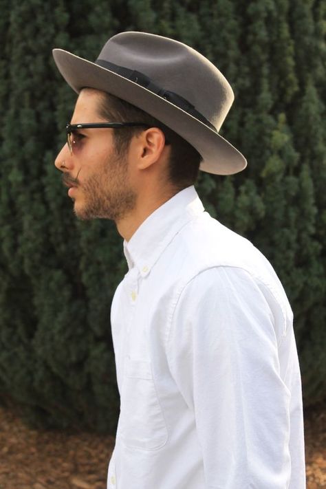 10 Cool Hats For Men To Wear This Summer Grey Fedora Hat Outfit, Wide Brim Fedora Outfit, 20s Mens Fashion, Felt Hat Outfit, Hat Men Outfit, Fedora Men, Fedora Outfit, Hat Outfit Men, Fedora Hat Outfits