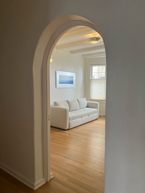 Serene interrior in Spanish style apartment. Hardwood floors. Arched doorways. Neutral palette. Arch Doorway Ideas, Spanish Style Apartment, Doorway Ideas, Arched Doorways, Natural House, Arch Doorway, Style Apartment, House Interiors, Tiny House Living