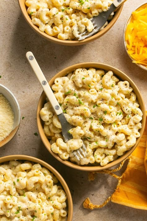 This cottage cheese mac and cheese is a high protein pasta recipe made with a delicious creamy cheese sauce and elbow macaroni pasta. Mac And Cheese With Veggies, Protein Mac And Cheese Cottage Cheese, Protein Mac And Cheese, High Protein Mac And Cheese, High Protein Sides, Cottage Cheese Mac And Cheese, Kids Mac And Cheese Recipe, Healthy Mac And Cheese, High Protein Pasta Recipes