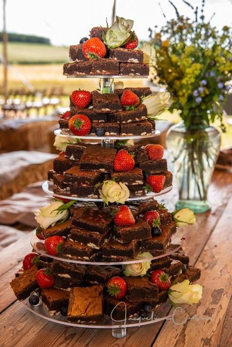 Brownie Table Wedding, Brownies For Wedding Reception, Wedding Brownie Cake, Brownie Dessert Bar Wedding, Brownie Tower Wedding, Alternative Wedding Cake Options, Brownie Bar Wedding, Brownie Wedding Cake Ideas, Brownie Wedding Favors