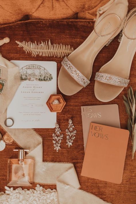 Wedding Invitation Photography Poses, Detail Wedding Shots The Bride, Boho Detail Shots, Wedding Accessory Pictures, Details Box For Wedding, Wedding Invitations Pictures Ideas, Invitation Suite Wedding Flat Lay, Boho Ring Box Wedding, Wedding Ring Box Detail Shots