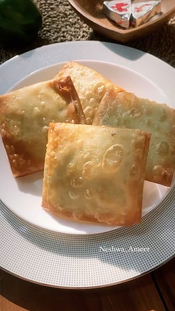 Neshwa Ameer Mazin on Instagram: "Chicken box creamy patties🤤 Iftar recipe series part-1🥙 . Samosa sheets feom: @homeofswitzindia Ingredients: Shredded chicken(cooked with salt & pepper) - 1 cup Mayyonise- 1 tsp Cheese cubes/ trianglesor cream cheese -2 Fresh cream-3 tbsp Chopped capsicum- 1/3 cup Corriander leaves. Samosa sheets Oil for frying Maida & water paste for sticking purpose - you can also air fry or bake it in the oven until it changes the colour in to golden brown . . #eidrec Oven Baked Samosa Recipe, Baked Samosa Recipe, Iftar Recipe, Chicken Boxes, Eid Food, Chicken Snacks, Samosa Recipe, Iftar Recipes, Tandoori Masala