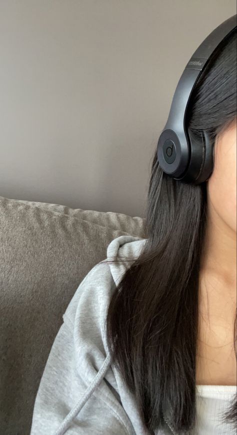 Black Beats Aesthetic, Beat Headphones Aesthetic, Black Headphones Outfit, Ew People Quotes, Black Outfit Korean, Hoodie Headphones, Beat Headphones, Sweater Style Outfits, Girl Headphones