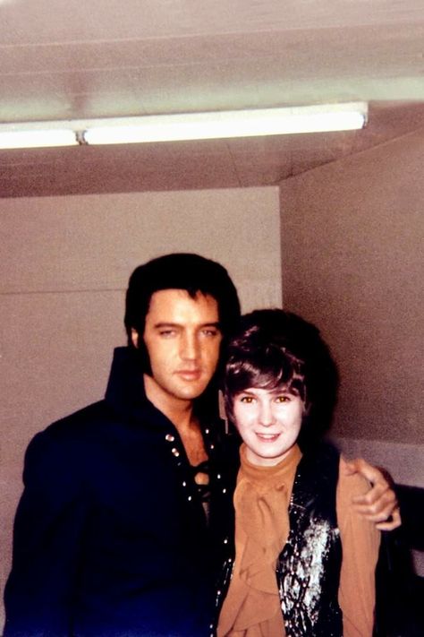 Rare unseen photo of Elvis stopping and posing with a female fan who works at the International Hotel backstage at the International Hotel in Vegas 1970. Elvis Kissing, Elvis 70s, 70s Pictures, Elvis Presley Films, Elvis Pictures, Fan Image, Unseen Images, Young Elvis, Elvis Presley Pictures