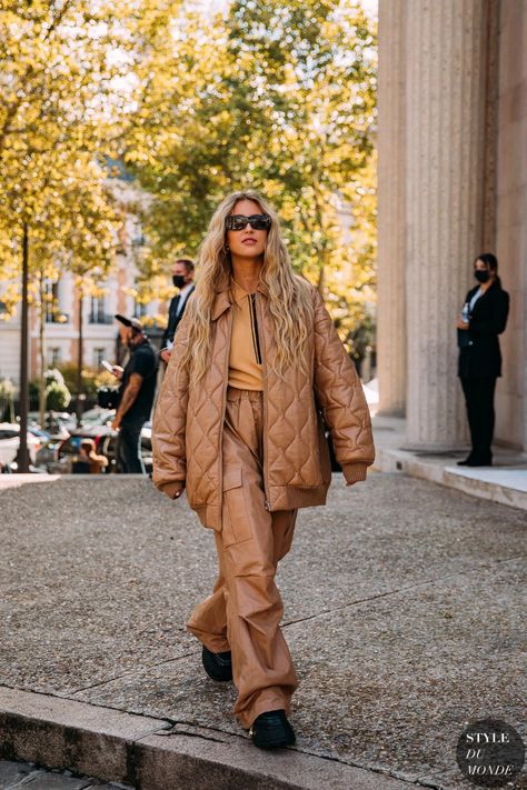 Fall 2022 Street Style Trends, Street Style Fw 22/23, Emili Sindlev Style 2023, Chic Street Styles 2023, Winter Street Style 2022, Emili Sindlev Street Style, Emili Sindlev Style, Outfits For Office, Cargo Pants Outfit Winter