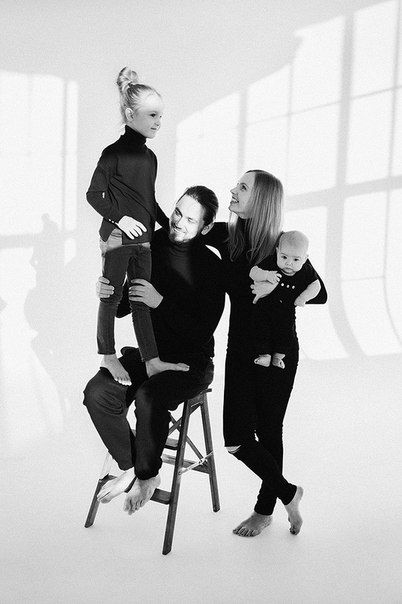 Studio Family Portraits Black And White, Modern Family Photos Shoot, Studio Family Portraits, Family Photo Studio, Family Potrait, Family Studio Photography, Family Photos With Baby, Family Portrait Poses, Family Photoshoot Outfits