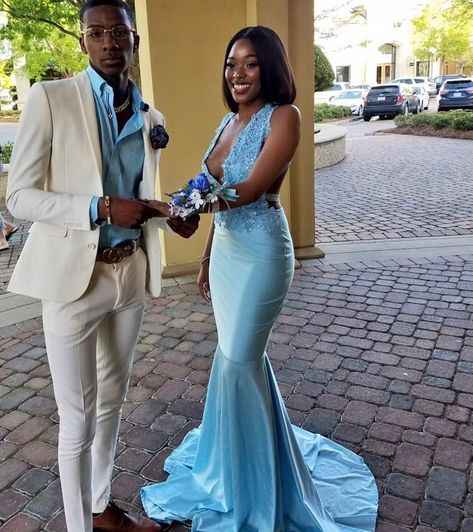 Senior Prom Dresses Long, Blue Prom Couple, Girls Graduation Dresses, Prom Outfits For Guys, Light Blue Prom, Prom Dress With Train, Prom Photoshoot, Prom Inspiration, Prom Couples