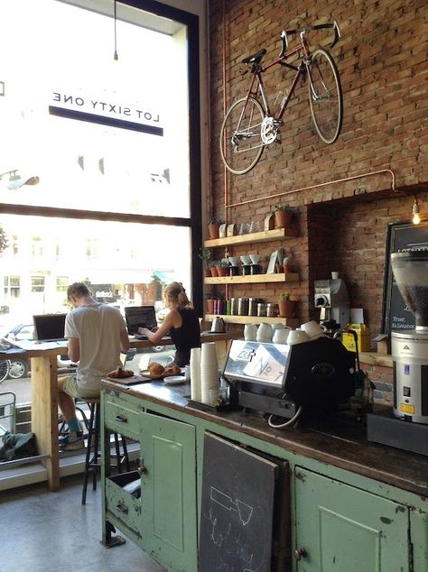 Bikes & Coffee at De Fietskantine with Lot sixty one coffee roasters Rustic Coffee Shop, Kaffe Bar, Decoration Vitrine, Coffee Bike, Design Café, Coffee Places, Coffee Shops Interior, Cafe Bistro, 카페 인테리어 디자인