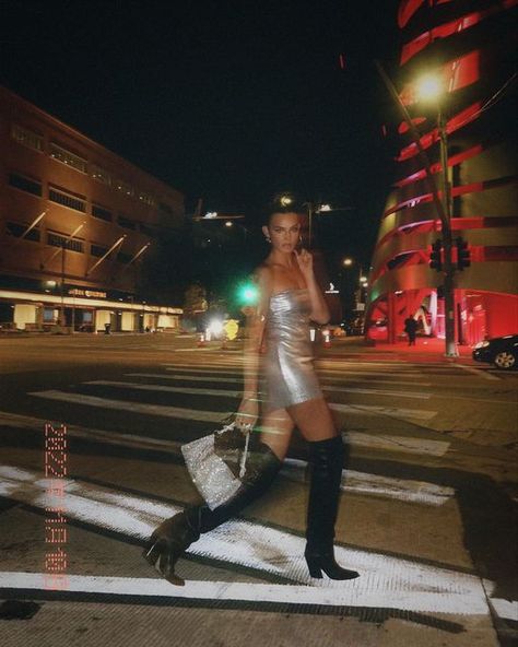 Night Out Film Photography, In The Street Photoshoot, Night Aesthetic Portrait, Night Street Photography Aesthetic, Outside Night Photoshoot, Night Photo Poses, Night Shoot Ideas, Downtown Photoshoot Night, Flash Fashion Photography