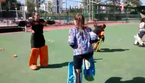 Take a look at this drill by http://www.arqueros-okey.com.ar/, which focuses on demanding reaction and eye-foot coordination in order to execute the Goalkeeper Drills, Field Hockey Drills, Field Hockey Goalie, Hockey Drills, Hockey Training, Hockey Goalie, Sports Memes, Field Hockey, Drills