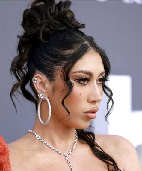 Latina Updo Hairstyles, Kali Uchis Makeup Look, Kali Uchis Hairstyles, Kali Uchis Makeup, Hair Bun Design, Afro Hair Bun, Bun Design, Yass Queen, Latina Hair