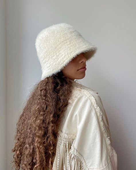 Fluffy Bucket Hat Outfit, Fluffy Bucket Hat Aesthetic, Fur Hat Photoshoot, Bucket Hat Aesthetic, Bucket Hat Fashion, Fluffy Bucket Hat, Bucket Hat Outfit, White Bucket Hat, Hat Aesthetic